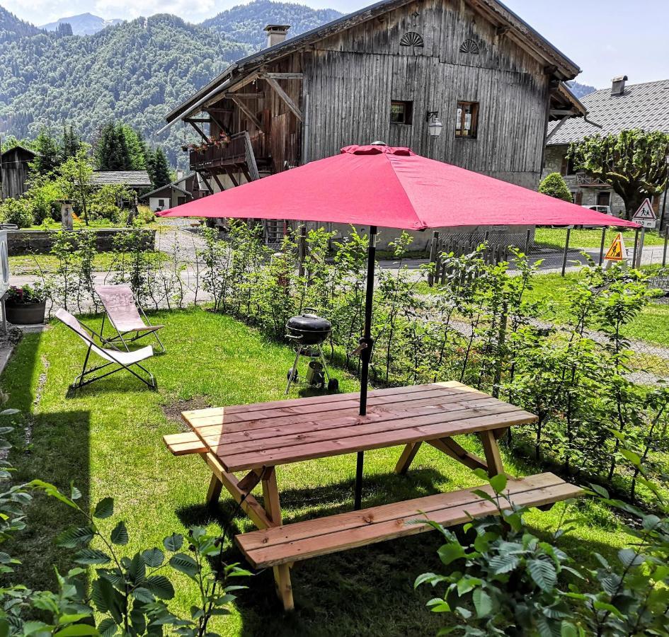Chez Leon, Jacuzzi Et Sauna Des Le 1Er Septembre 2025 Samoëns Esterno foto